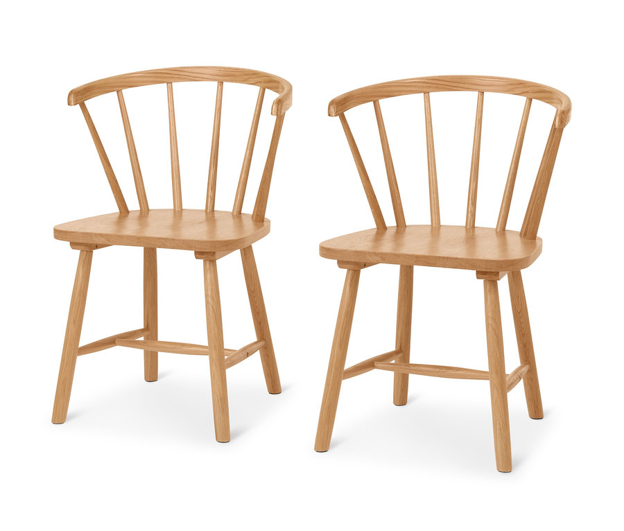Zwei helle Holzstühle.