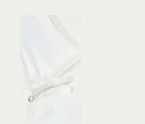 Detailaufnahme von 2 Baumwoll-Langarmbodys mit Bindeband.