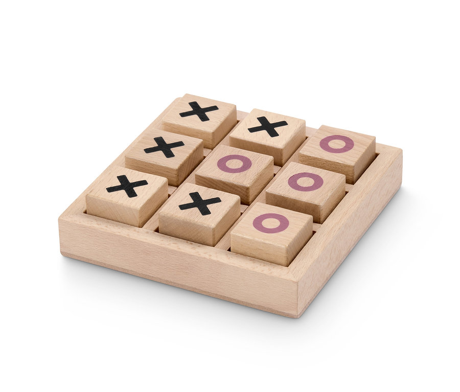 Holz Tic Tac Toe Spiel mit fünf Kreuzen und vier Kreisen.
