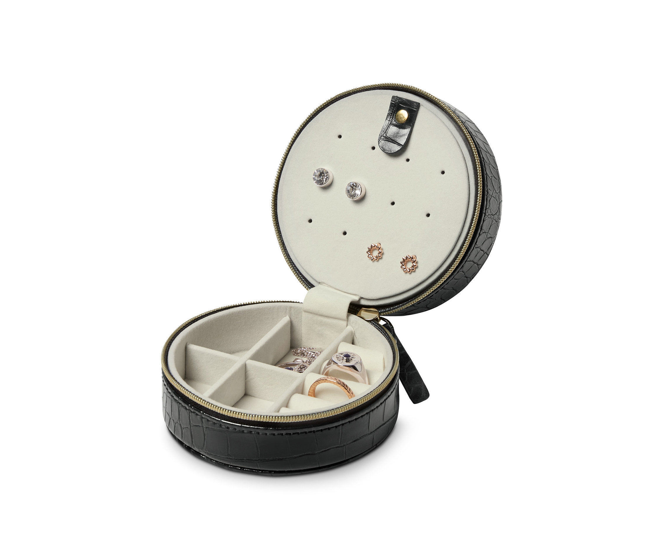 Geöffnete kleine Schmuckdose mit schwarzem Krokodilmuster und Schmuck darin.