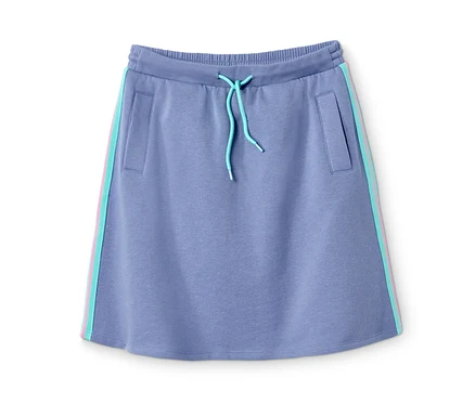 Ein blauer Sweatrock mit recyceltem Polyester, mit Taschen und Kordelzug.