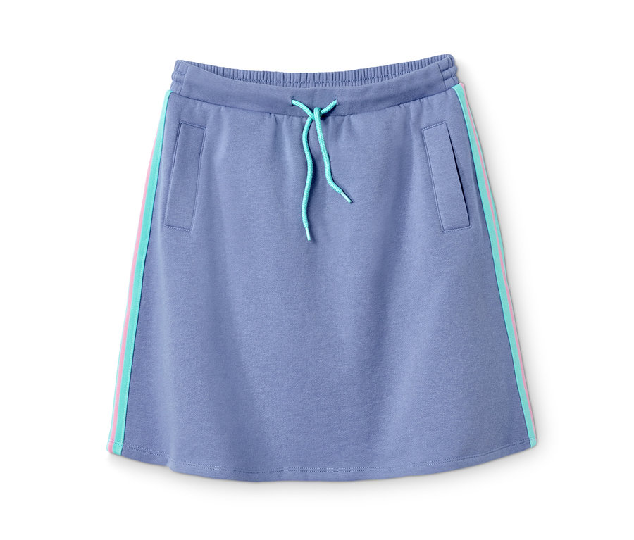 Ein blauer Sweatrock mit recyceltem Polyester, mit Taschen und Kordelzug.