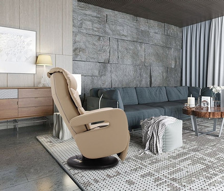 Wohnzimmer mit beigem Multifunktions-Massagesessel »AT-2800«, grauem Sofa und blauem Relaxsessel am Fenster.