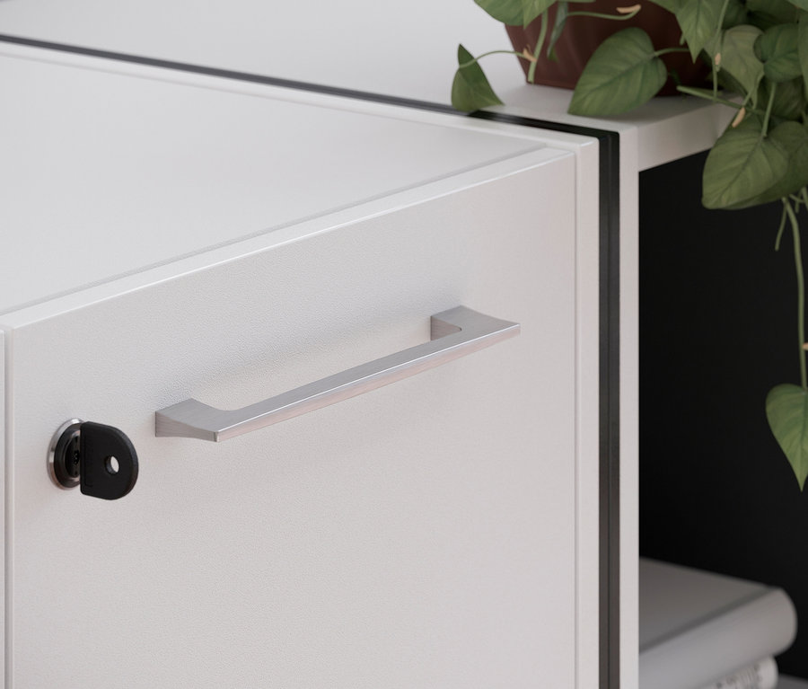 Detailansicht eines kleinen, weißen Aktenschranks »GW-Pasadena« mit Schlüssel im Schloss und silbernem Griff.