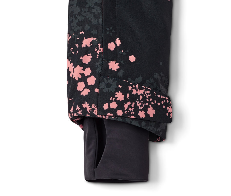 Detail einer schwarzen Halfzip-Skijacke mit rosa Blumenmuster und eingesetztem Ärmel.