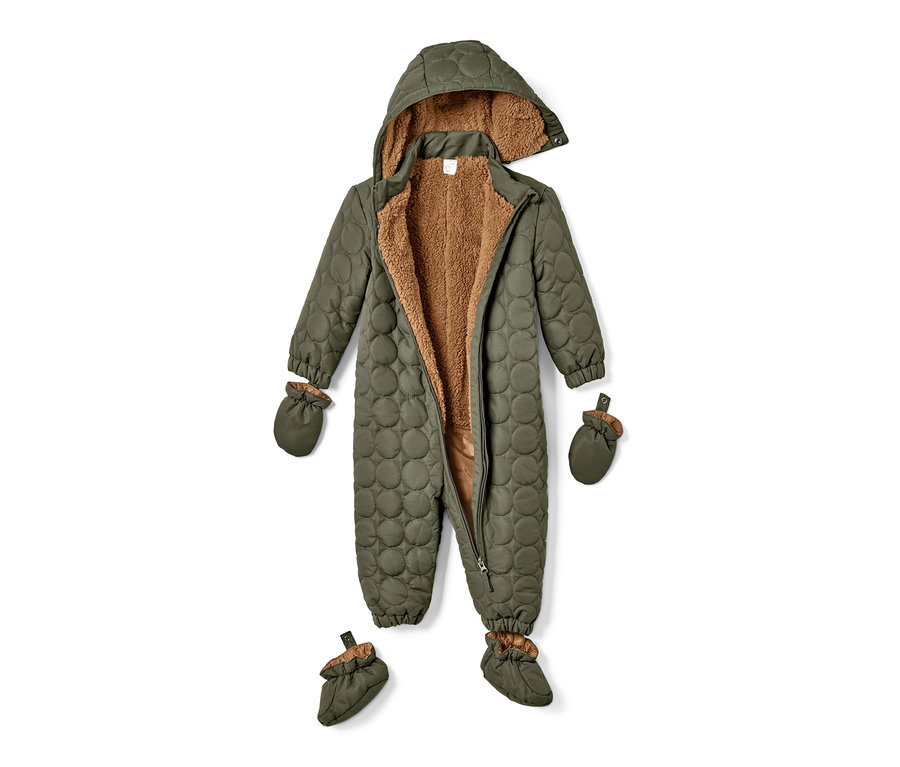 Ein olivgrüner Baby-Winteroverall mit Kapuze, Handschuhen und Füßlingen liegt.