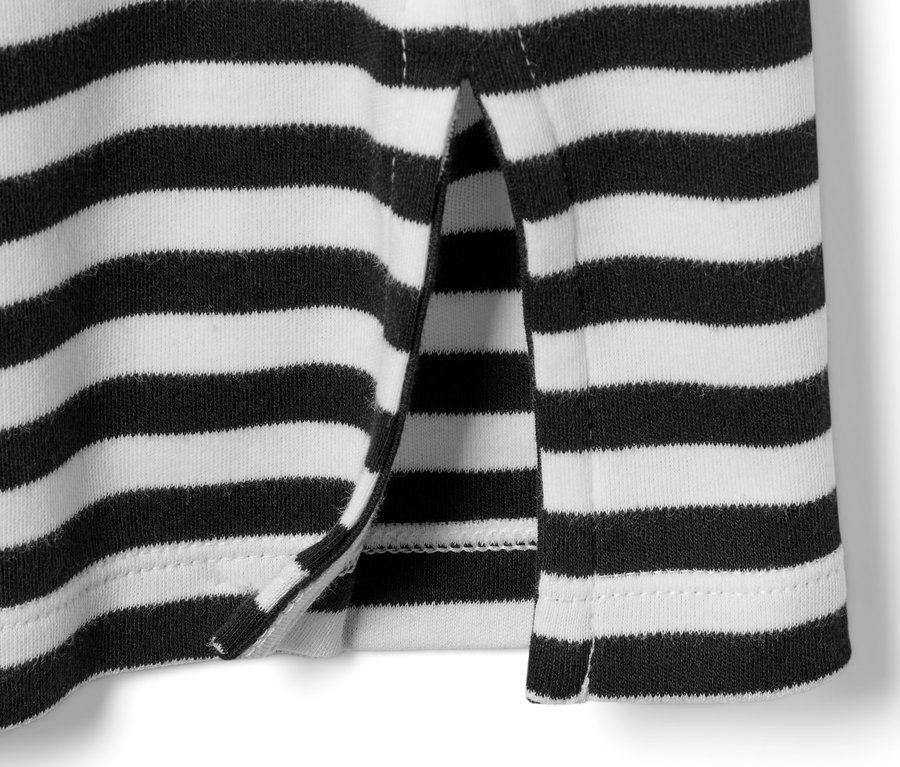 Detailansicht eines gestreiften Langarmshirts.