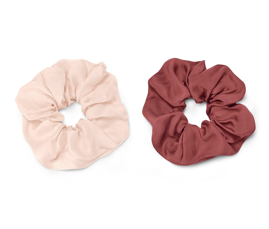 Zwei Haargummis »Scrunchies«: ein hellrosafarbenes und ein bordeauxrotes.