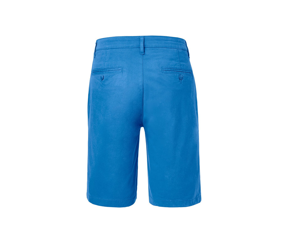 Blaue Bermuda-Shorts.