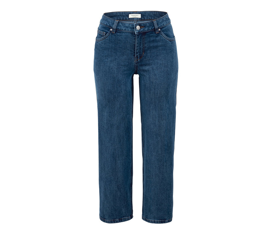 Blaue Jeans in verkürzter Länge.