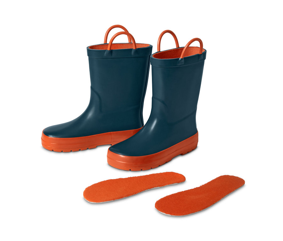 Blaue Gummistiefel und orangefarbene Einlegesohlen.
