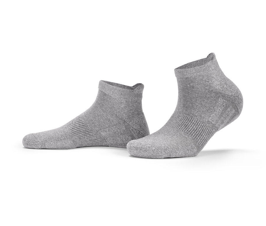 Zwei graue Unisex-SportSocken auf weißem Hintergrund.