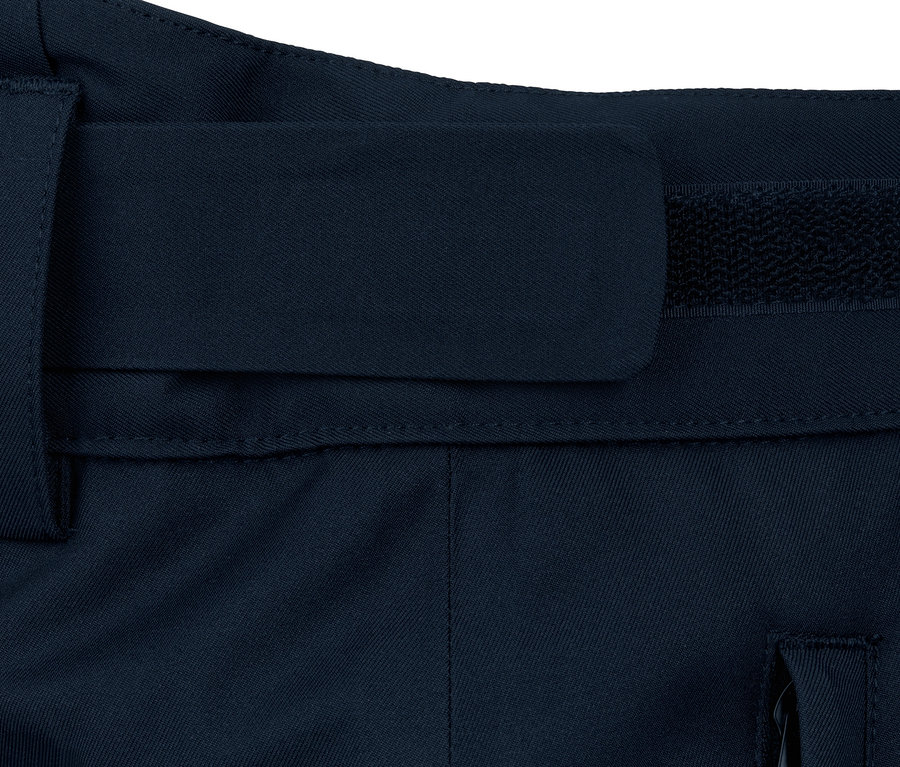 Detail einer blauen Skihose mit Gürtelschlaufe und Klettverschluss.