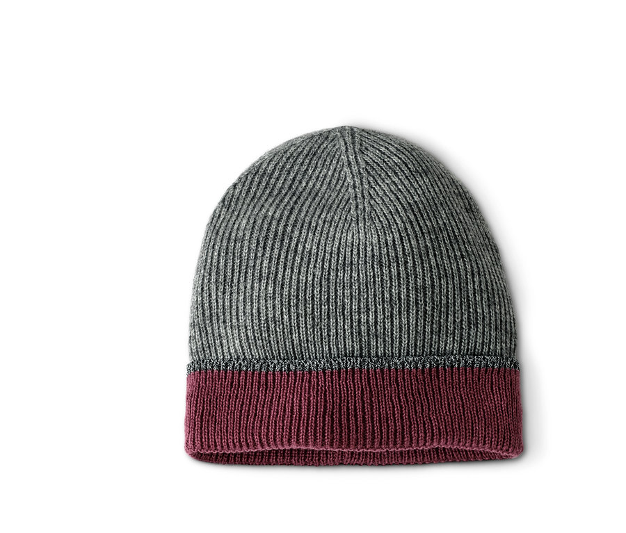 Graue und himbeerfarbene Strickmütze.