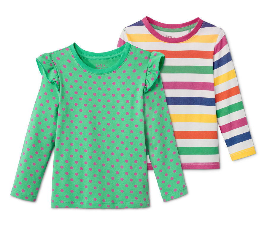 Zwei Langarmshirts: ein grünes mit pinken Punkten und ein gestreiftes.