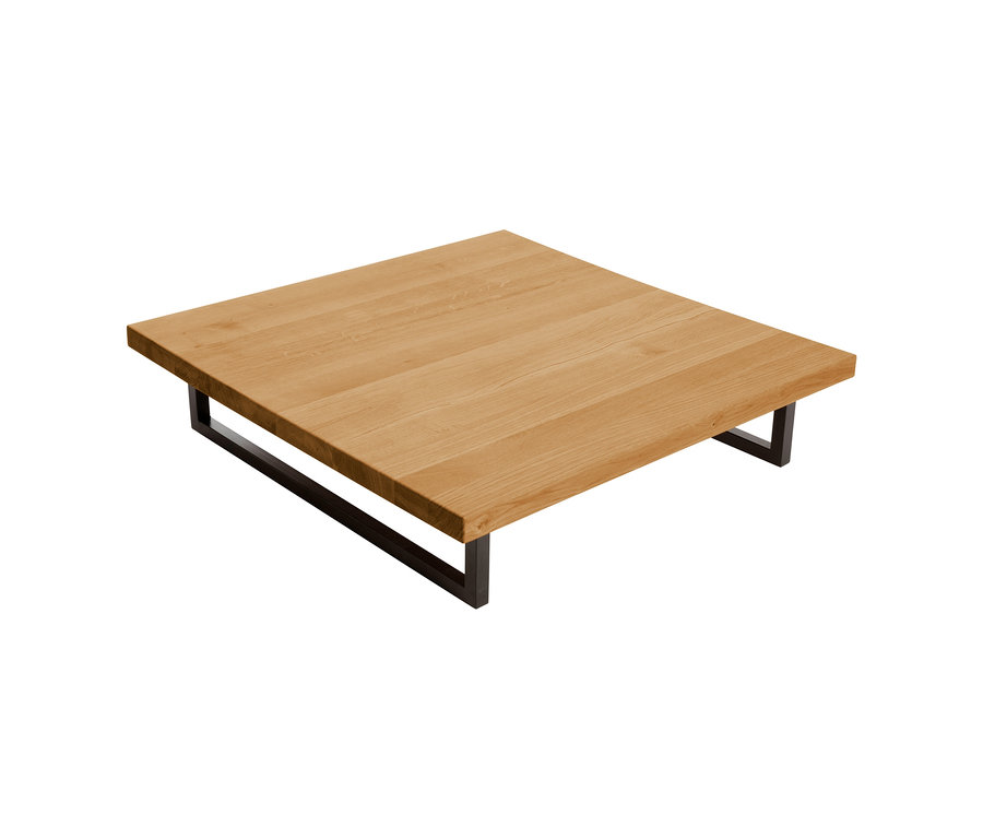 Quadratischer Couchtisch »Helsinki« aus naturfarbenem Eichenholz mit dunkelbraunen Beinen.