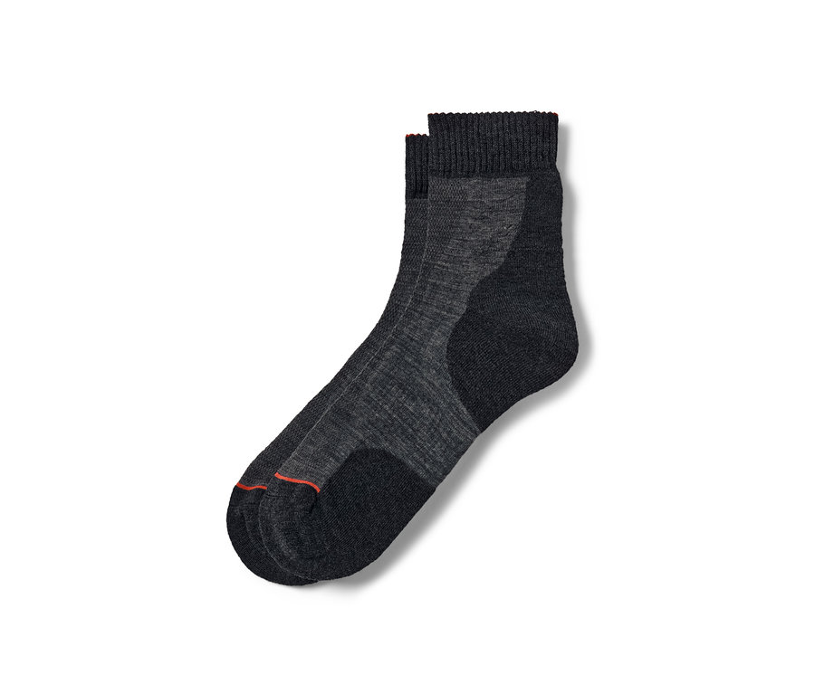 Zwei Outdoorsocken.