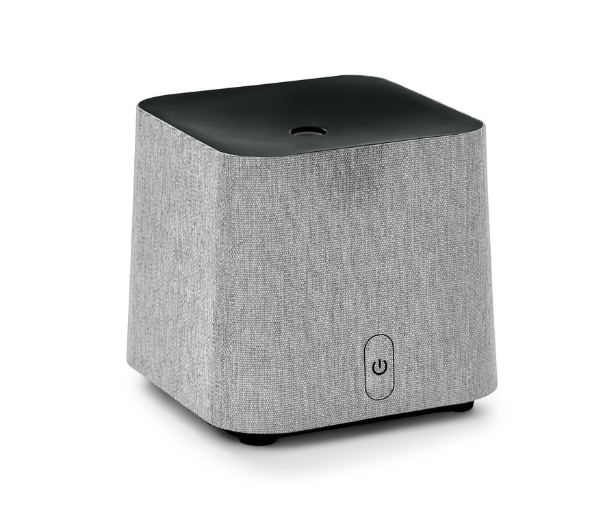 Grauer Aromadiffusor auf weißem Hintergrund.