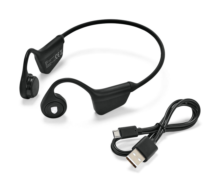 Schwarze Bluetooth-Kopfhörer mit Knochenleitung und ein Ladekabel liegen auf einem weißen Hintergrund.