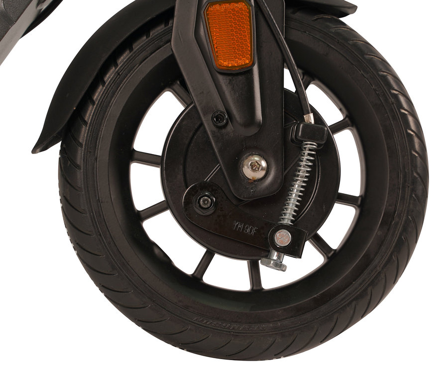 Detailaufnahme des Vorderrads vom L.A. Sports E-Scooter "Speed Deluxe" mit schwarzem Schutzblech und orangem Reflektor.