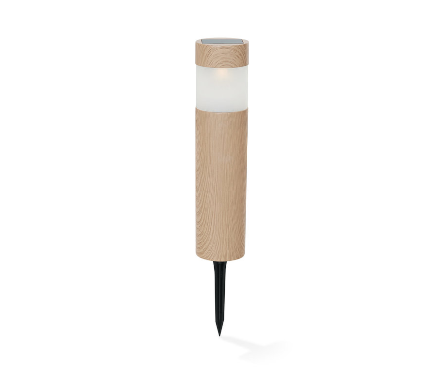 Eine von drei Solar-Säulen im Holzdesign mit einem schwarzen Erdspieß.