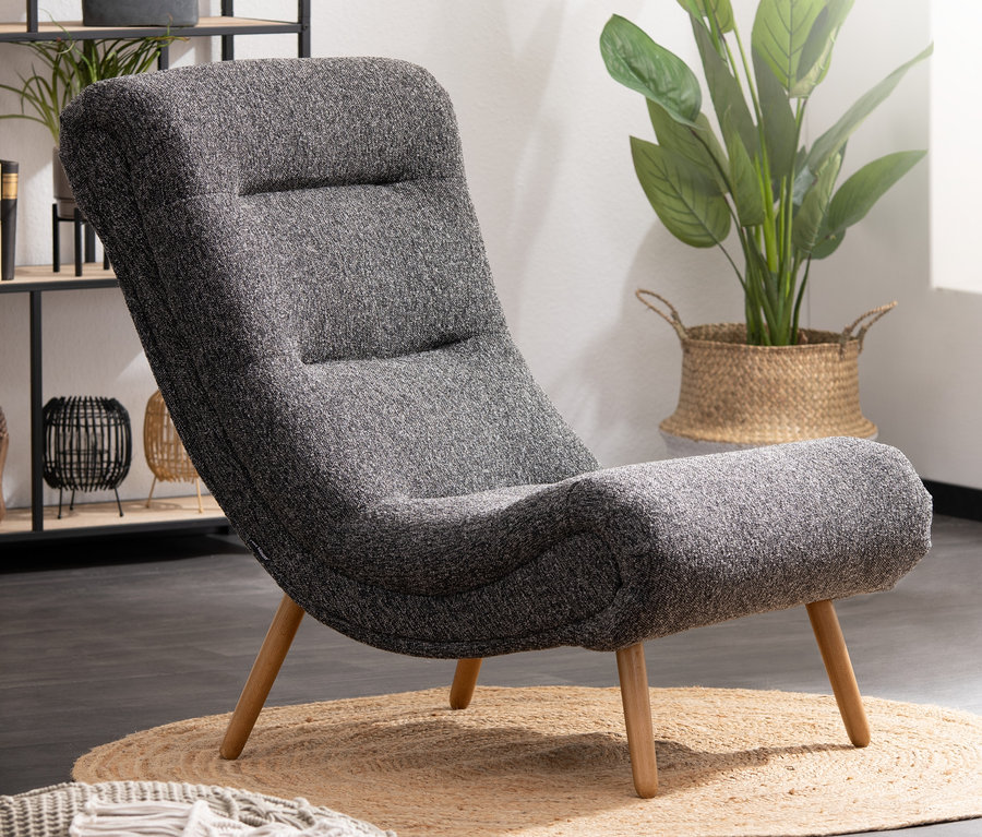 Schwarzer Relaxsessel »Sören« steht auf einem runden Jute-Teppich.