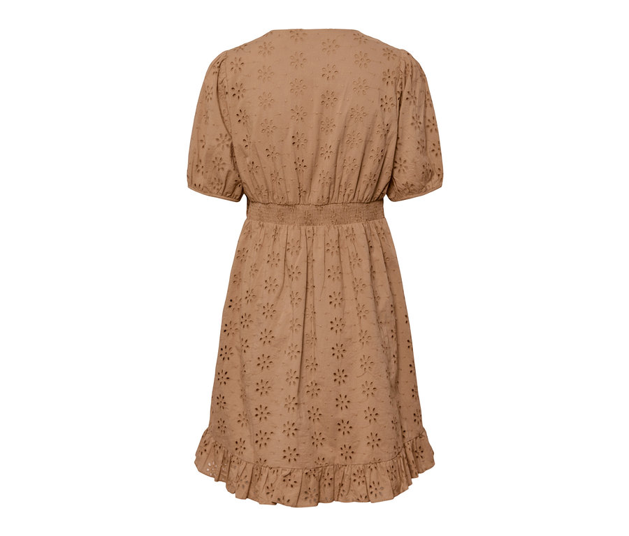 Ein beiges Kleid mit Lochstickerei.