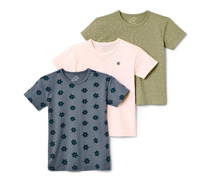 Drei Kinder-T-Shirts: blau mit Blumen, rosa mit Biene und grün mit Punkten.