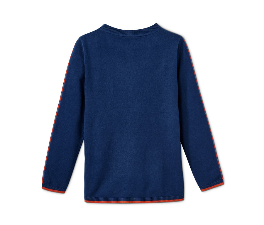 Blaue Strickjacke mit roten Bündchen.