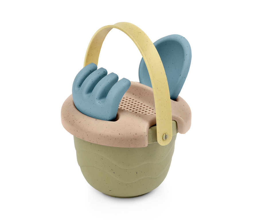 Sandspielzeug-Set: Grüner Eimer mit gelbem Griff, blaue Harke und Schaufel.