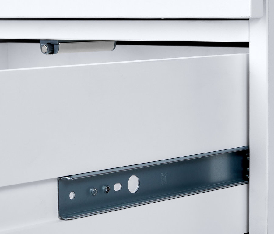 Detail einer geöffneten weißen Kommode.