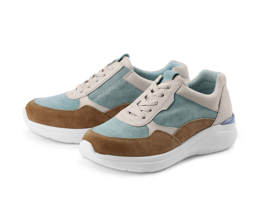 Zwei Leder-Sneaker liegen nebeneinander.