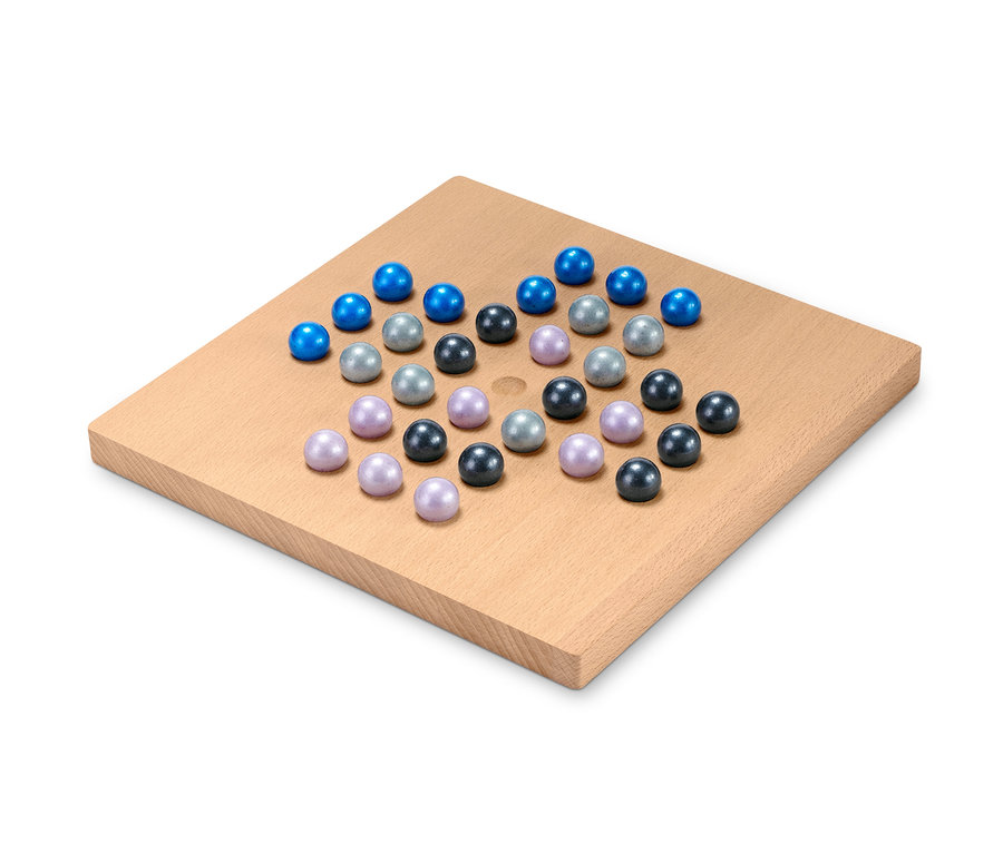 Murmel-Brettspiel mit bunten Murmeln auf einem Holzbrett.
