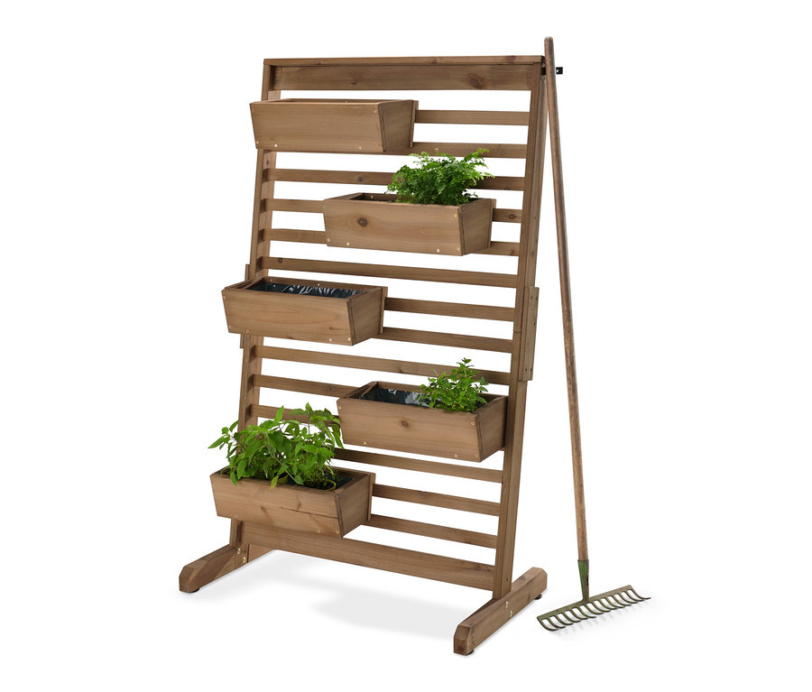 Ein Vertikalbeet »Tinus« mit flexibel einhängbaren Pflanzkästen, bepflanzt mit diversen Pflanzen, daneben ein Rechen.