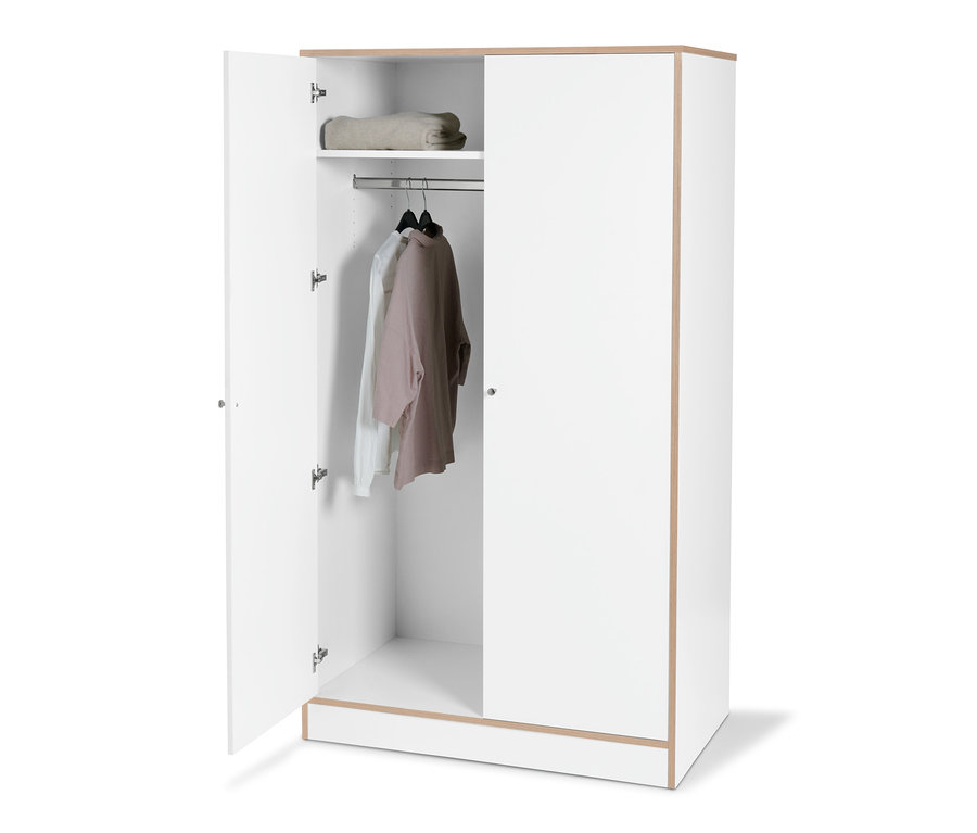Weißer Kleiderschrank mit offener Tür, im Inneren hängen Kleidungsstücke und oben liegt eine gefaltete Decke.