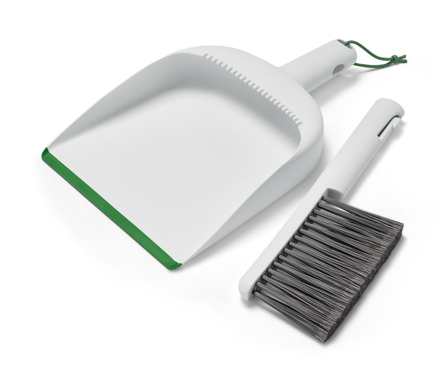 Weißer Handkehrer und Schaufel.