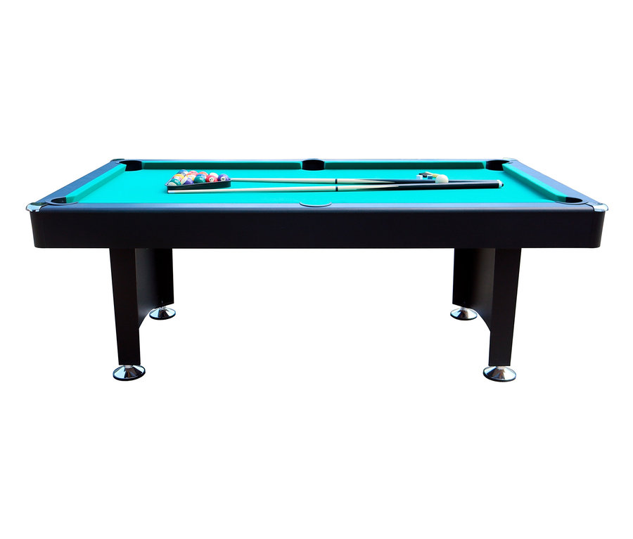 Ein Billardtisch mit grünem Tuch, auf dem sich Kugeln in einem Dreieck und zwei Queues befinden. Zu sehen ist ein L.A. Sports Pool-Billardtisch.