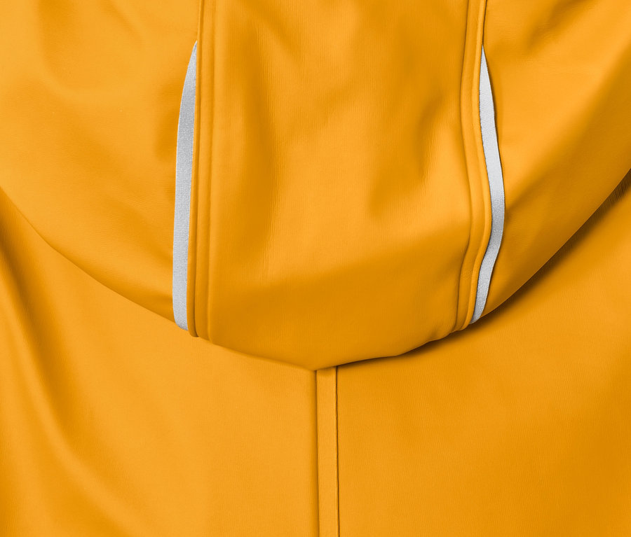 Detailansicht der Kapuze des gelben Regeneinteilers »Friesennerz«.