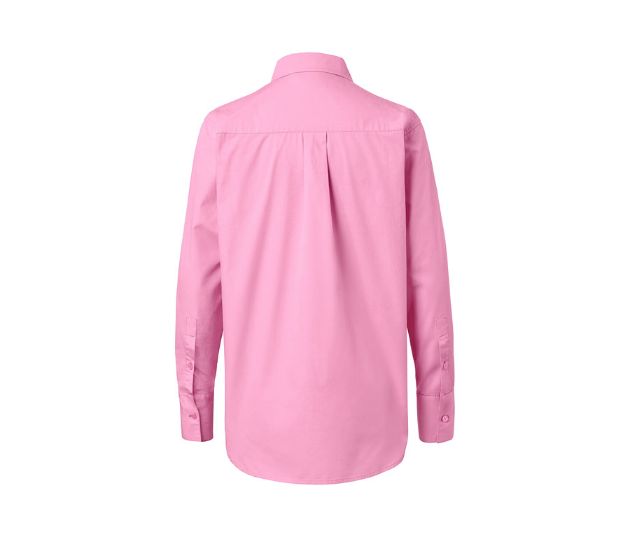 Rückansicht einer hellrosa Hemdbluse.