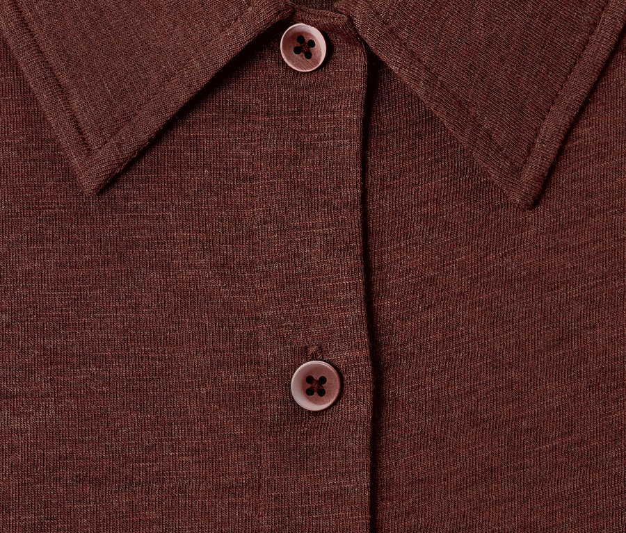 Detailansicht eines Blusenshirts mit Knopfleiste.