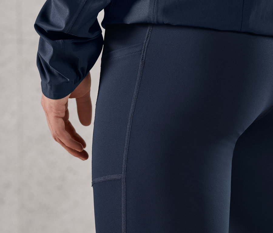 Nahaufnahme einer blauen Performance-Lauftight und Jacke.