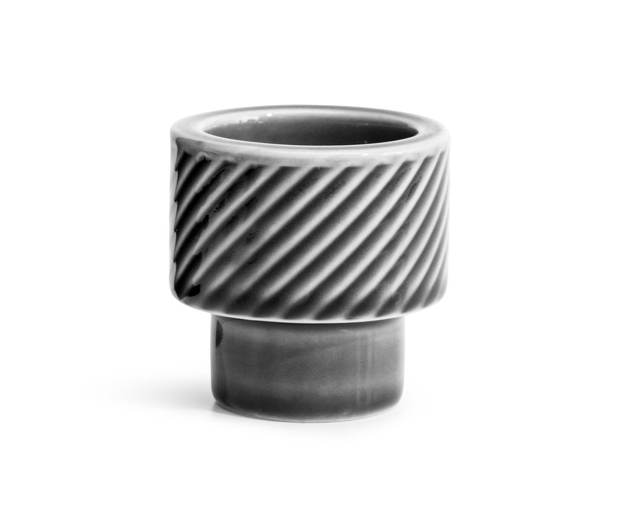 Grauer Keramik-Eierbecher mit diagonalen Rillen.
