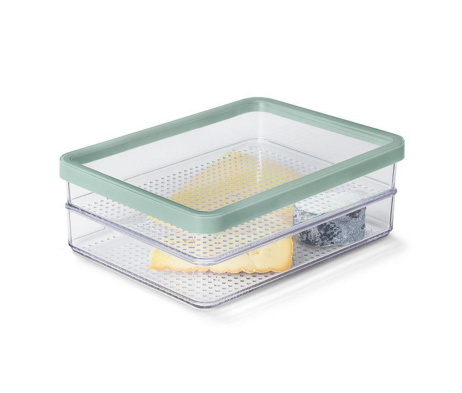 Eine Aufschnittbox mit Käse und Käsescheiben.