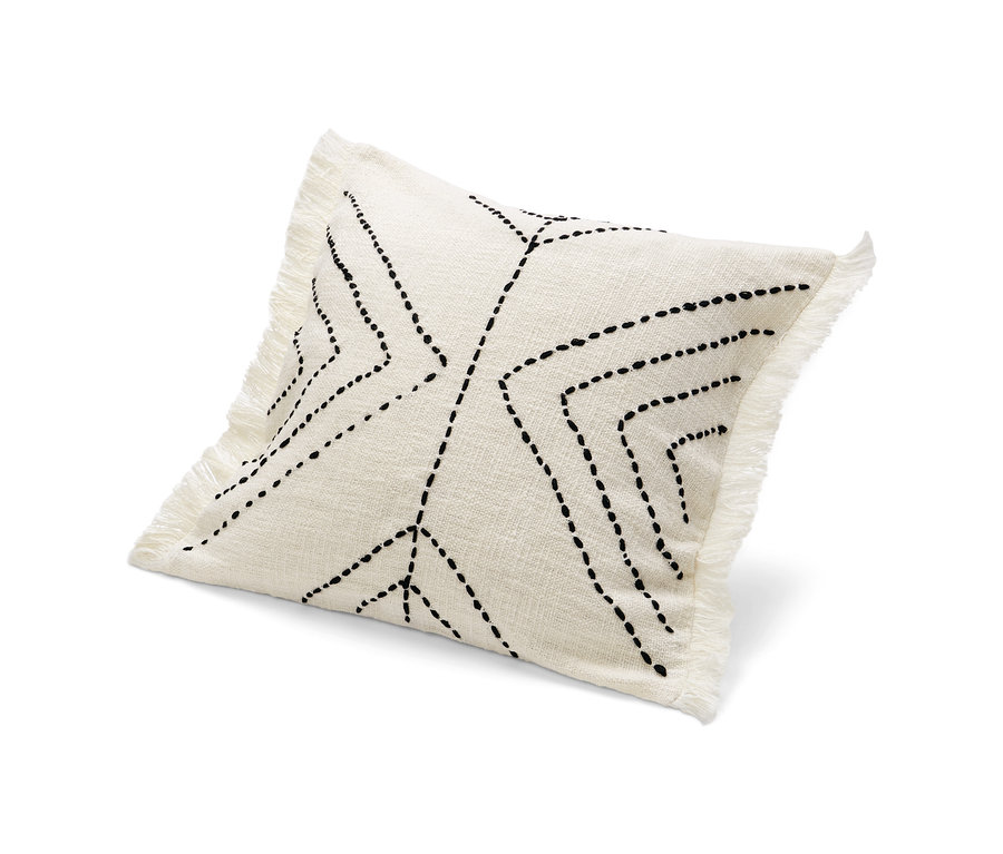 Dekokissen-Bezug mit Fransen auf weißem Hintergrund.