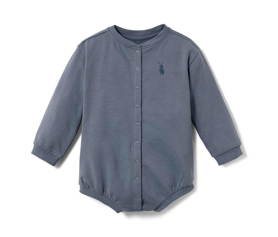 Blauer Baby-Sweat-Strampler mit langen Ärmeln und Druckknopfverschluss.