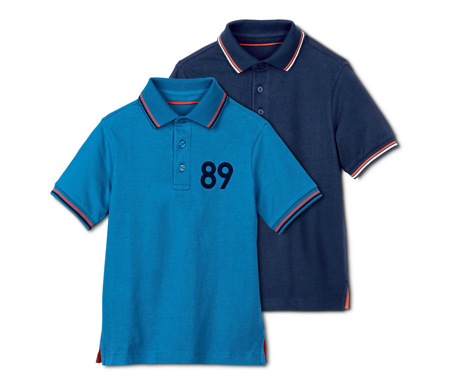 Zwei Poloshirts: ein hellblaues mit der Nummer 89 und ein dunkelblaues.