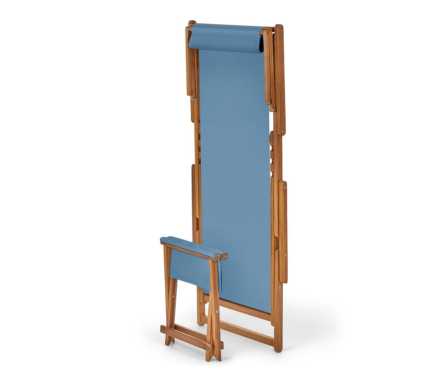 Zusammengeklappter Liegestuhl mit Sonnendach und Hocker.