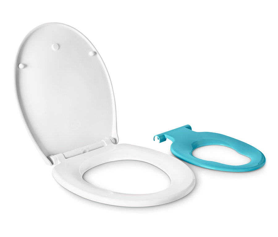 Ein offener WC-Sitz »Family« mit Absenkautomatik und ein blauer Kindersitz daneben.