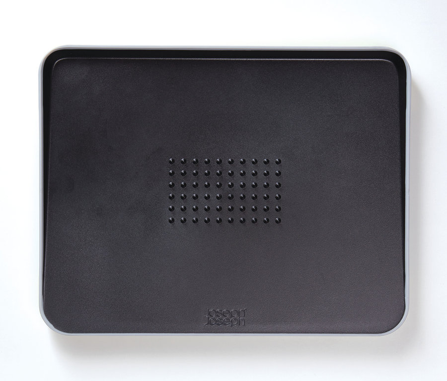 Schwarzes Joseph Joseph Cut and Carve Plus Schneidebrett mit grauem Rand auf weißem Hintergrund.