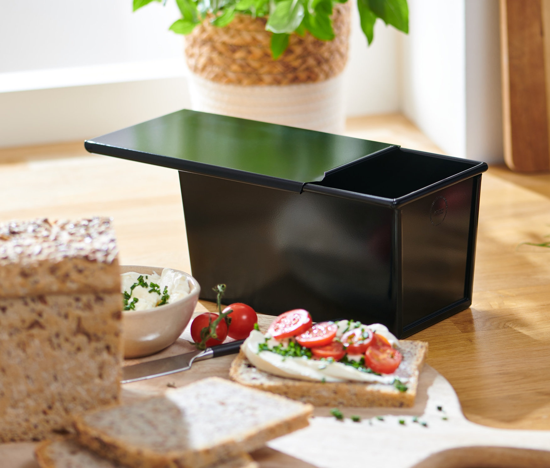 Vollkornbrot und Toastbrot neben Vollkorn-und-Toastbrotbackform.